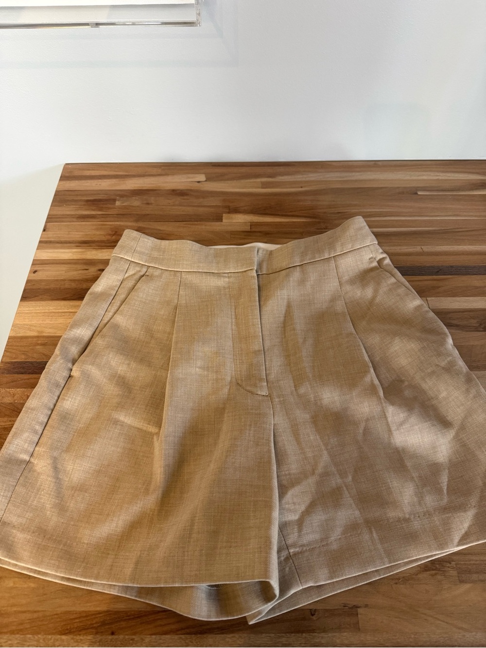Wilfred (Aritzia) High-Rise Pleated Tailored Shorts Tan Oatmeal Size 4